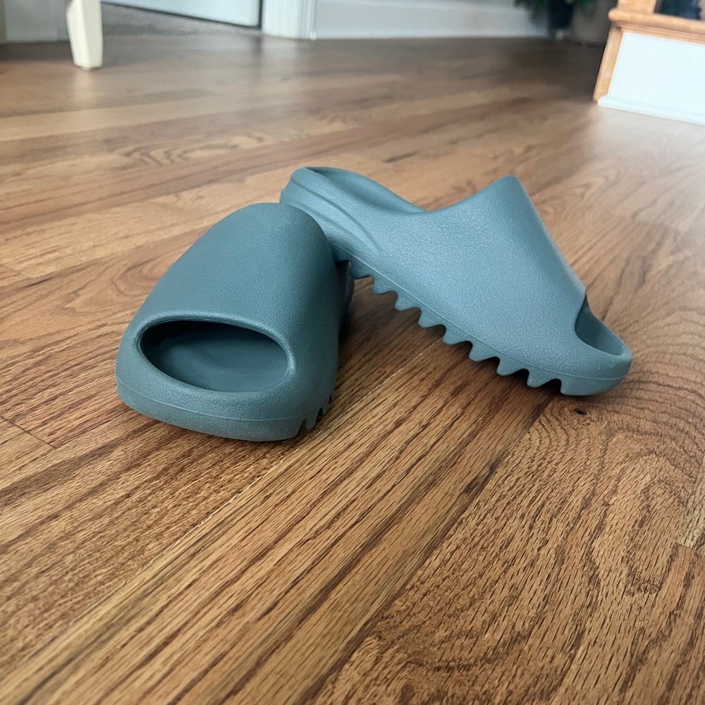 Yeezy Slides - US 4 - Picture 2 of 4